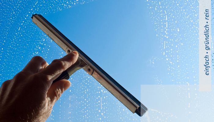 Fensterreinigung mit einem Glasabzieher