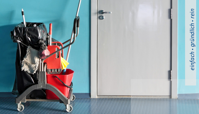Reinigungswagen mit Arbeitsmaterialien